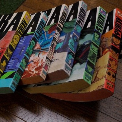 série de manga posée sur une table