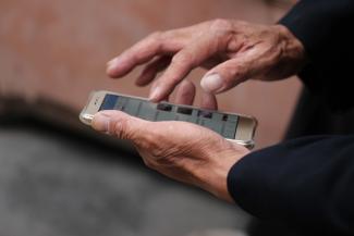 gros plan d'une main manipulant un smartphone